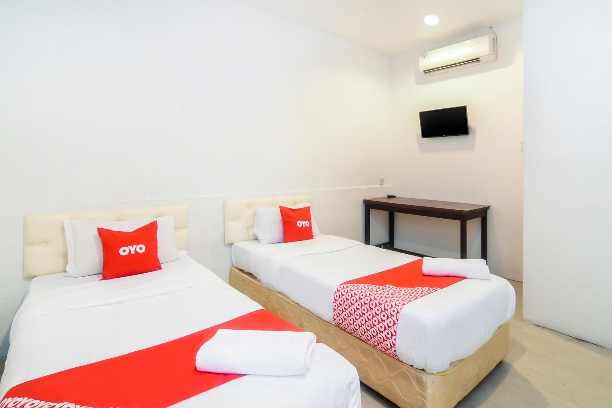 Oyo 44017 L & C Premium Stay Kuching Bagian luar foto
