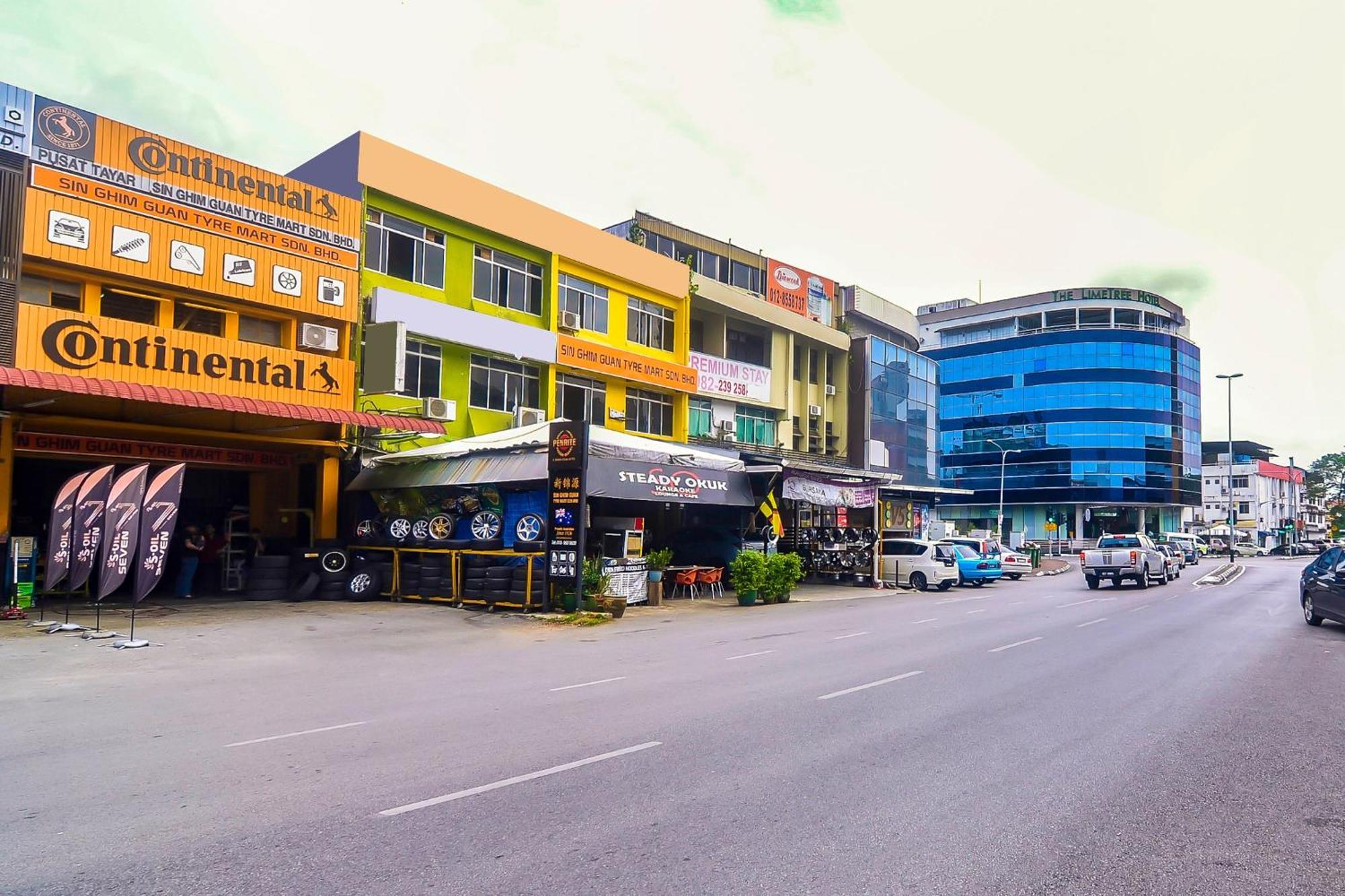 Oyo 44017 L & C Premium Stay Kuching Bagian luar foto