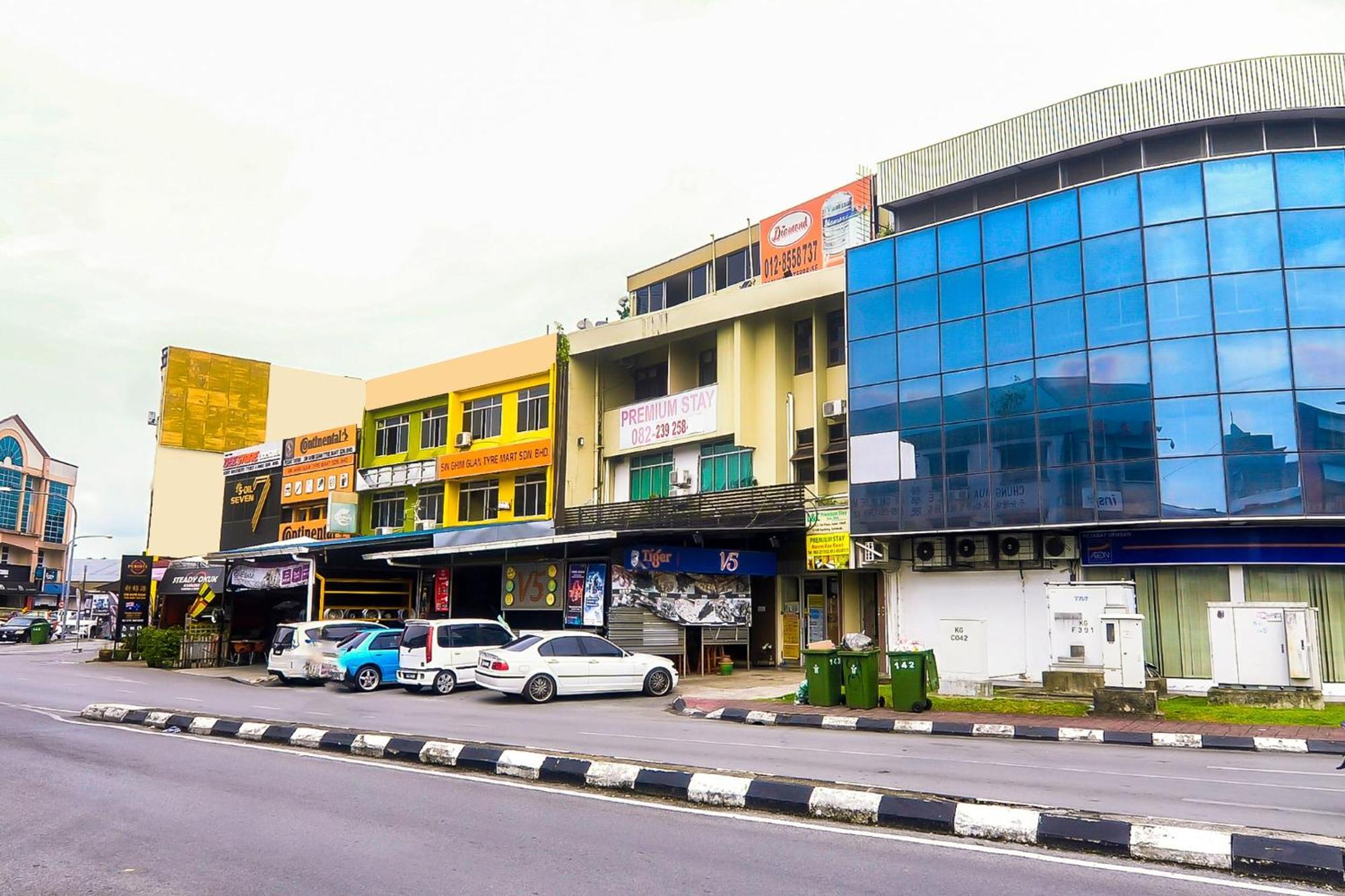 Oyo 44017 L & C Premium Stay Kuching Bagian luar foto